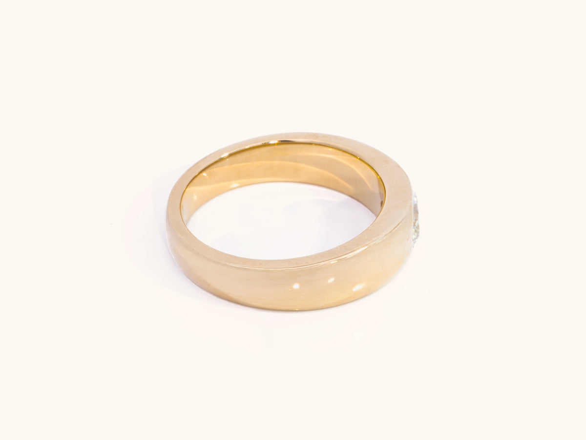 Oval Diamond Signet Ring in 14K Yellow Gold